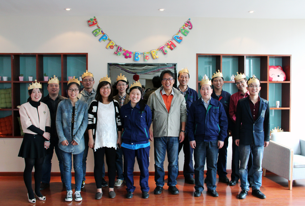 董事長(zhǎng)為當(dāng)月生日員工舉辦生日會(huì)